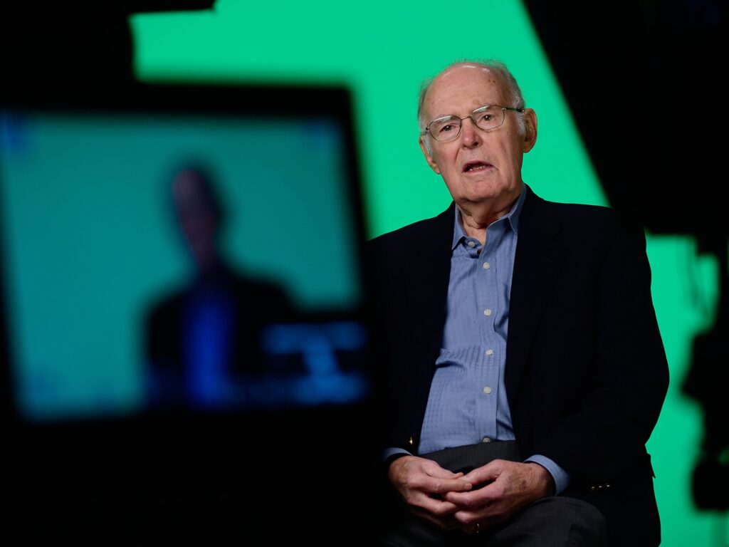 Gordon Moore durante l'intervista per l'anniversario dei 50 anni della Legge di Moore