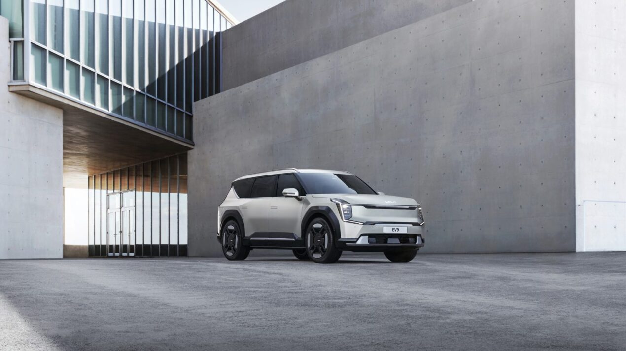 Kia svela EV9, un SUV elettrico squadrato e imponente