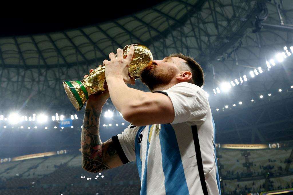 Messi ha regalato degli iPhone 14 Pro Max d'oro alla nazionale argentina di calcio 1