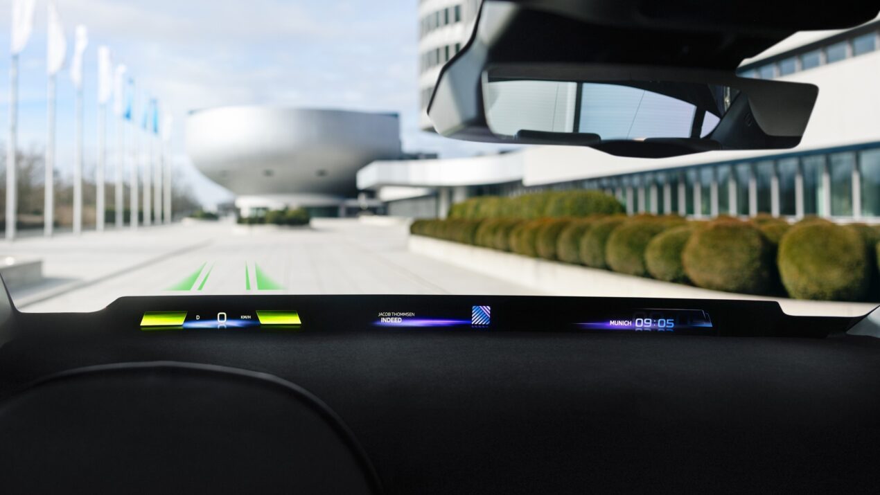 BMW annuncia l'head-up display tuttofare e l'arrivo della Serie 5 elettrica