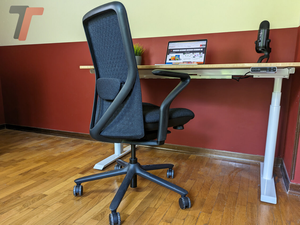 Finalmente una sedia da ufficio elegante, comoda e con un prezzo affrontabile: POLY by Flexispot