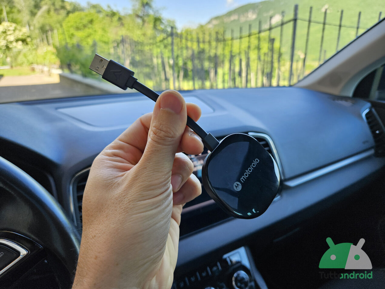 Recensione Motorola MA1: come va il dongle per rendere wireless Android Auto