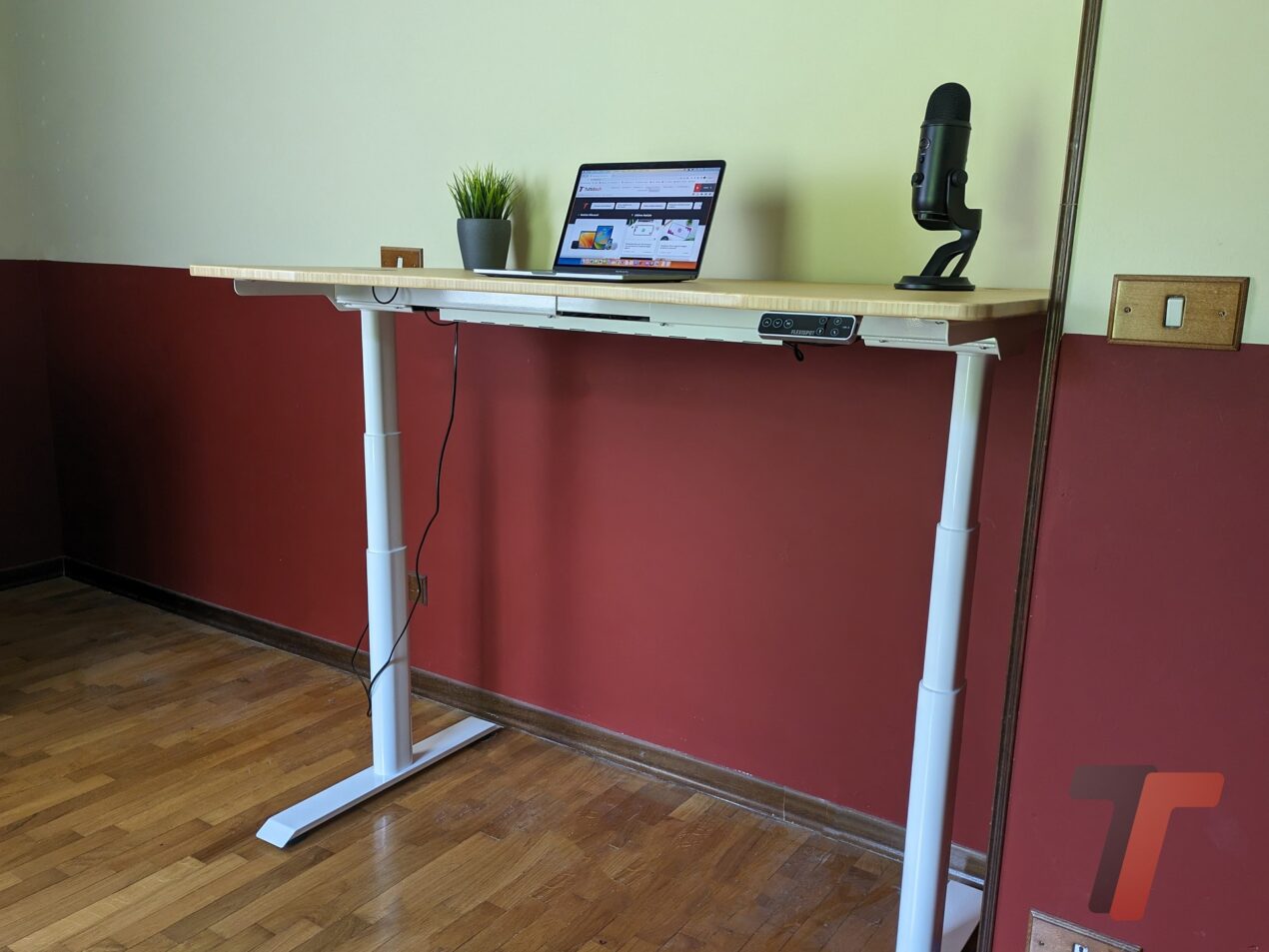 Ho provato una scrivania motorizzata e la mia schiena ringrazia