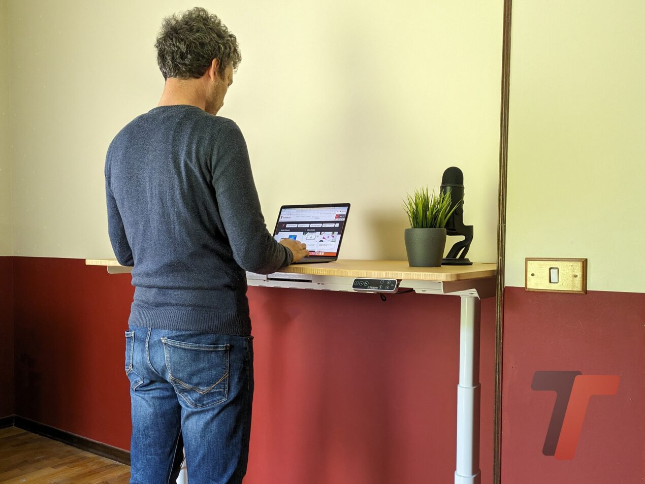 L'ottavo anniversario di FlexiSpot porta offerte da non perdere su scrivanie, sedie e non solo