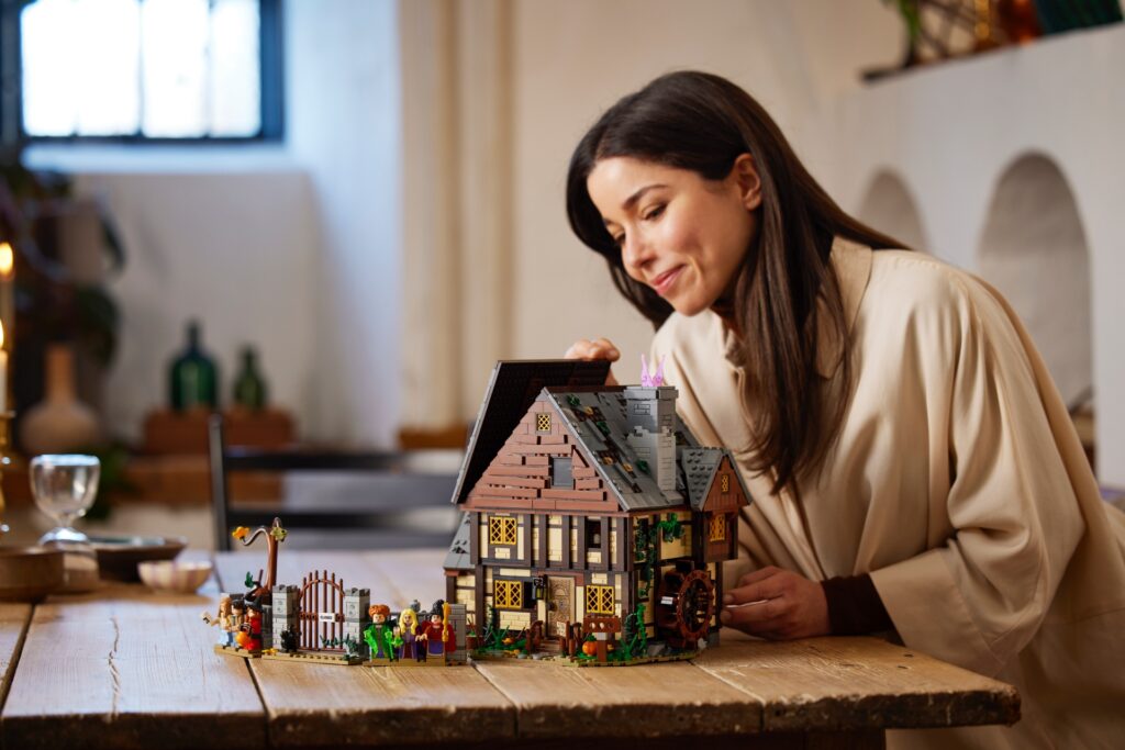Sprigionate la magia con LEGO Ideas Disney Hocus Pocus: Il cottage delle sorelle Sanderson 4