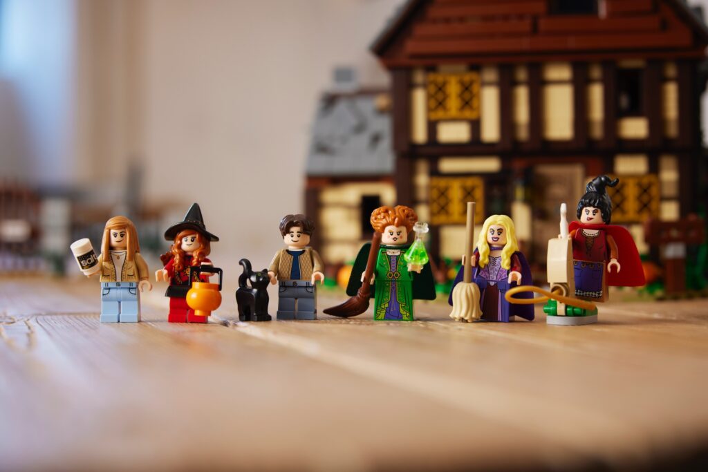 Sprigionate la magia con LEGO Ideas Disney Hocus Pocus: Il cottage delle sorelle Sanderson 6