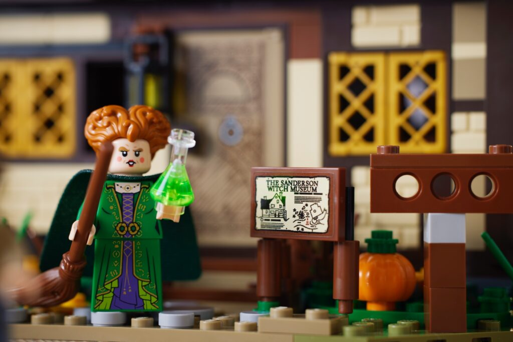 Sprigionate la magia con LEGO Ideas Disney Hocus Pocus: Il cottage delle sorelle Sanderson 7