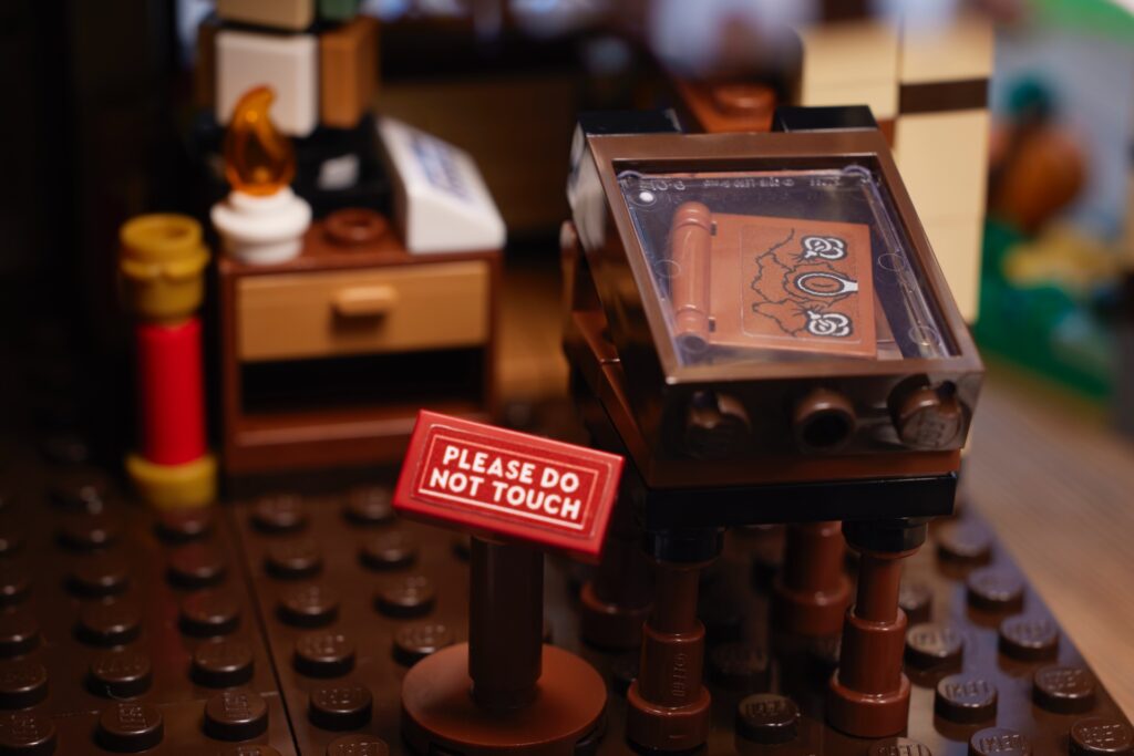 Sprigionate la magia con LEGO Ideas Disney Hocus Pocus: Il cottage delle sorelle Sanderson 5