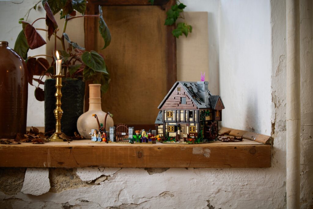 Sprigionate la magia con LEGO Ideas Disney Hocus Pocus: Il cottage delle sorelle Sanderson 11