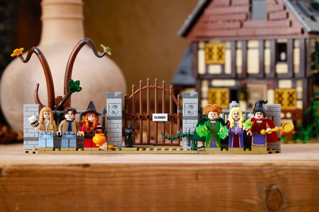 Sprigionate la magia con LEGO Ideas Disney Hocus Pocus: Il cottage delle sorelle Sanderson 6