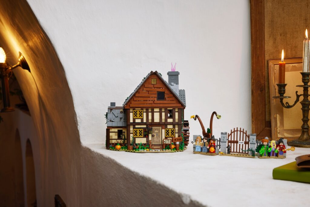 Sprigionate la magia con LEGO Ideas Disney Hocus Pocus: Il cottage delle sorelle Sanderson 10