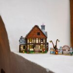 Sprigionate la magia con LEGO Ideas Disney Hocus Pocus: Il cottage delle sorelle Sanderson 7