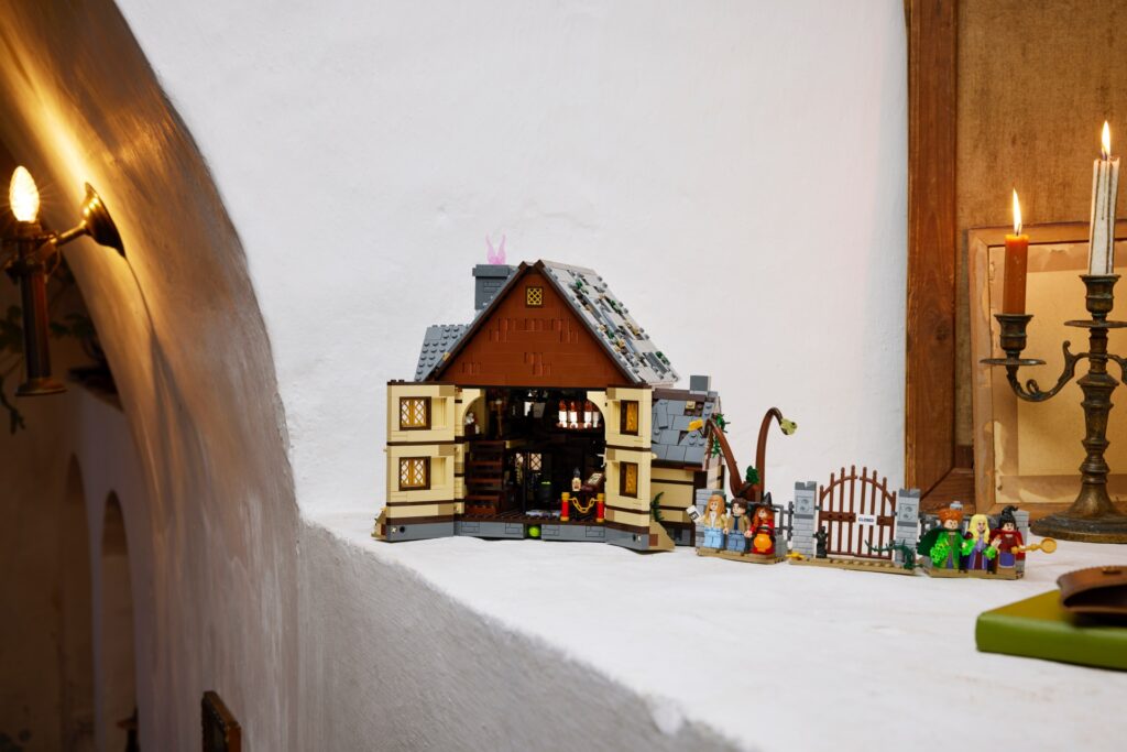 Sprigionate la magia con LEGO Ideas Disney Hocus Pocus: Il cottage delle sorelle Sanderson 8