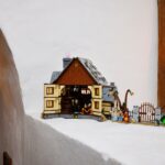 Sprigionate la magia con LEGO Ideas Disney Hocus Pocus: Il cottage delle sorelle Sanderson 8