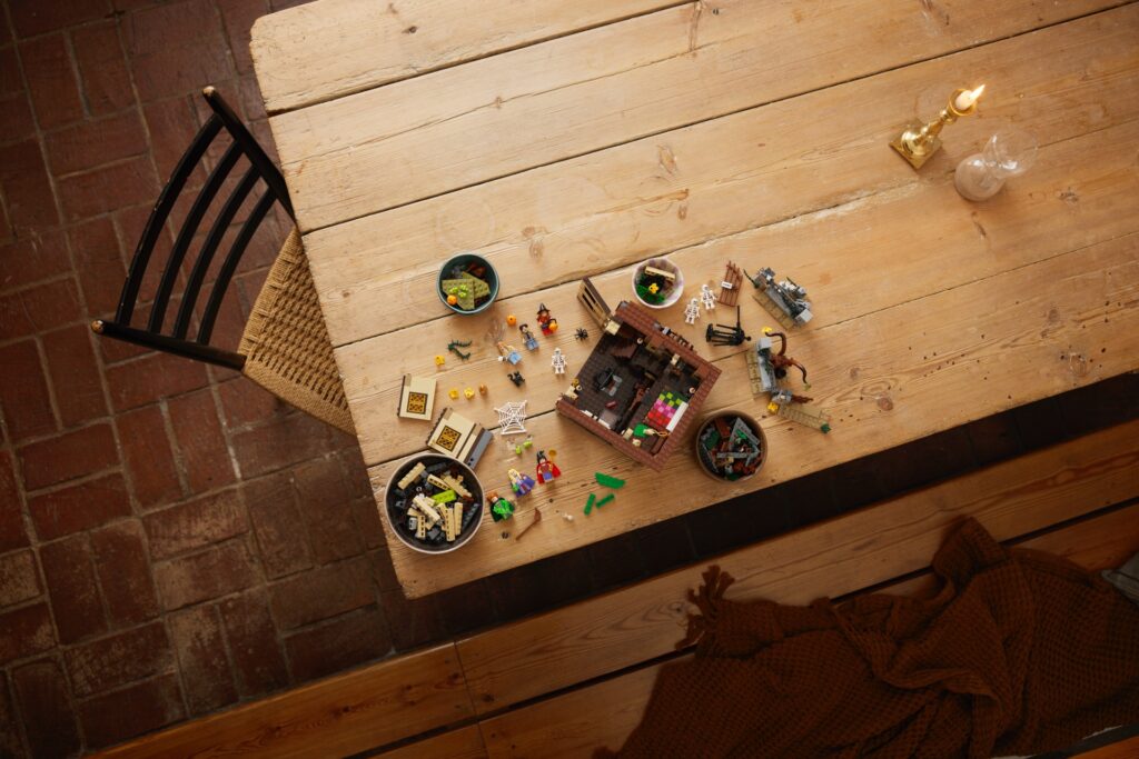 Sprigionate la magia con LEGO Ideas Disney Hocus Pocus: Il cottage delle sorelle Sanderson 13