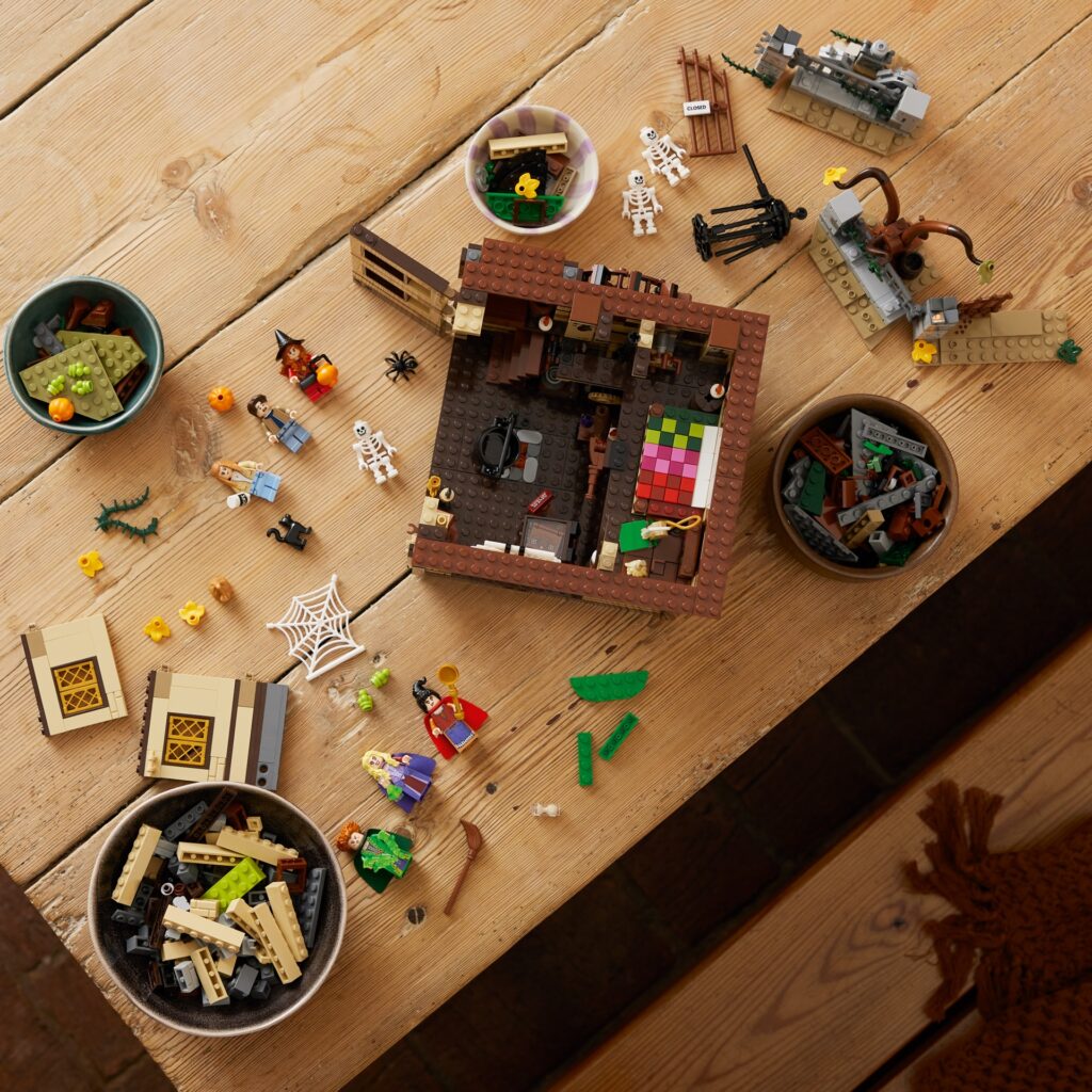 Sprigionate la magia con LEGO Ideas Disney Hocus Pocus: Il cottage delle sorelle Sanderson 12