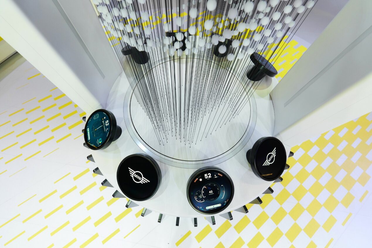 MINI svela il nuovo display OLED tuttofare (di Samsung) alla Gamescom 2023