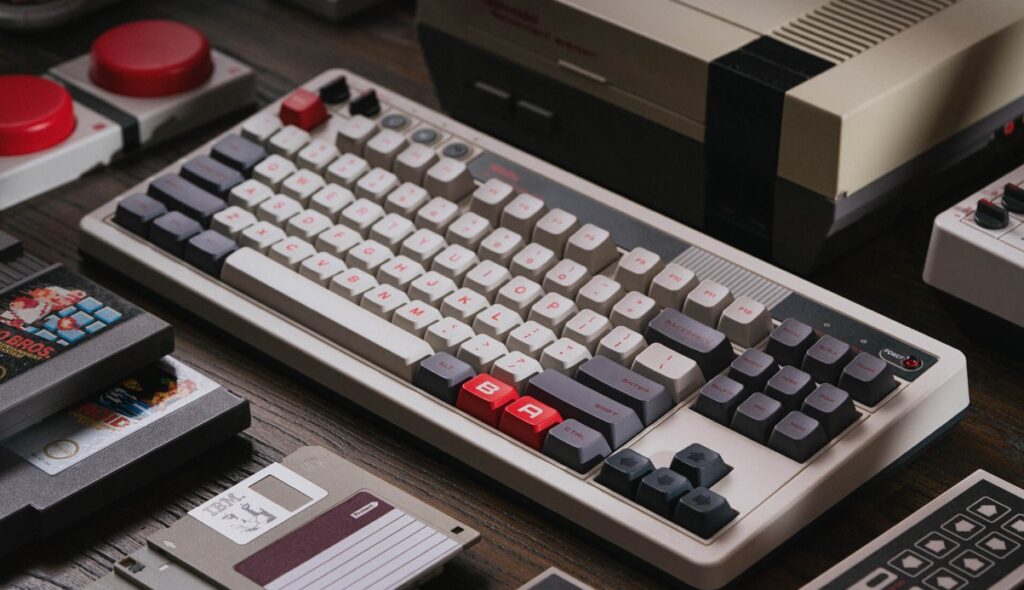 Arrivano le tastiere meccaniche wireless ispirate alle console 8 bit Nintendo 1