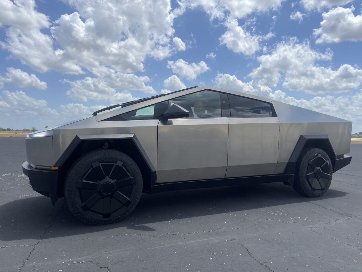 Tesla Cybertruck è quasi pronto e ci sarà anche una versione Performance