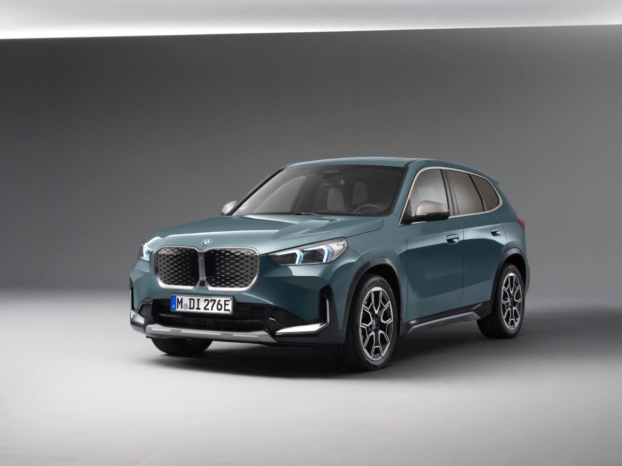 BMW lancia la iX1 "base" eDrive20 e ci dà un assaggio di futuro con Neue Klasse