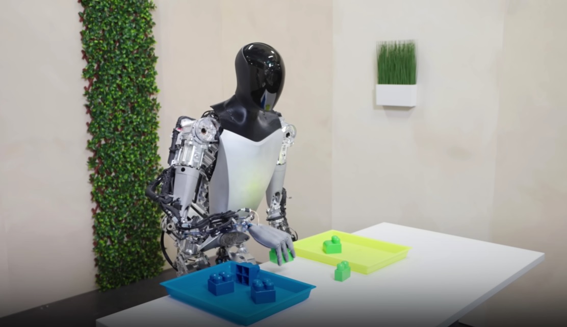 Il robot umanoide di Tesla si evolve; ora fa anche yoga 1