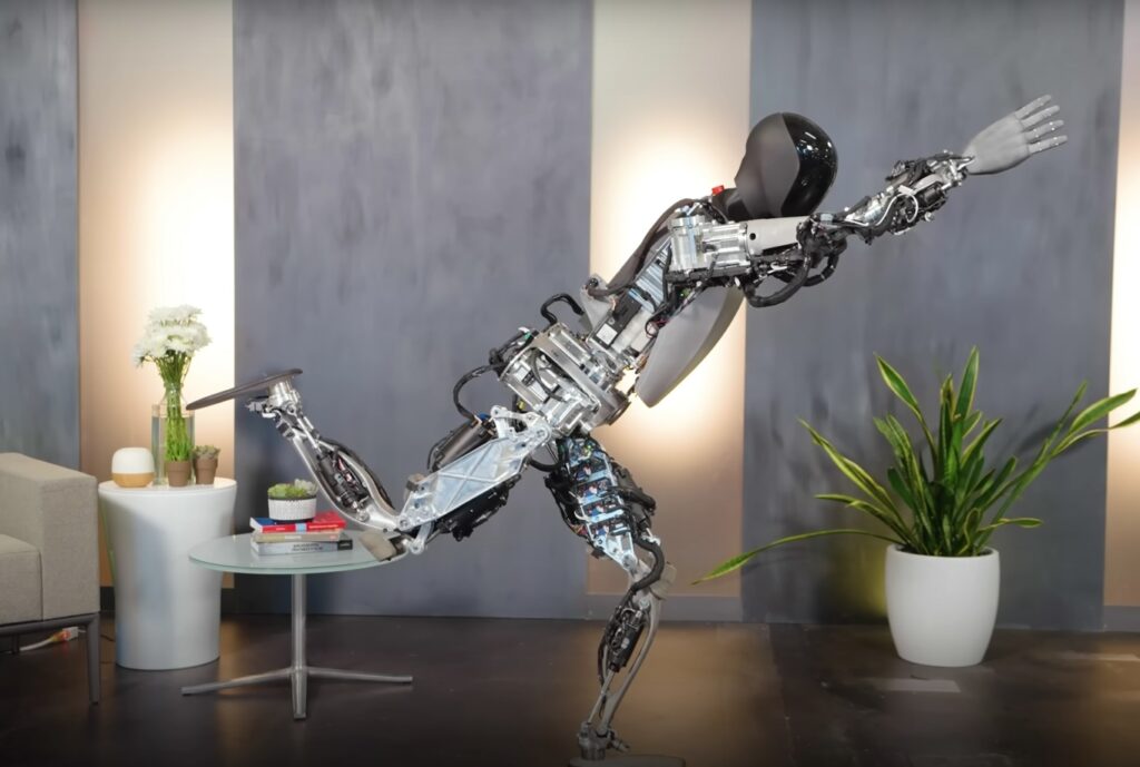 Il robot umanoide di Tesla si evolve; ora fa anche yoga 2
