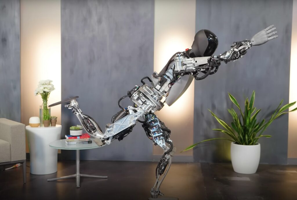 Il robot umanoide di Tesla si evolve; ora fa anche yoga 5