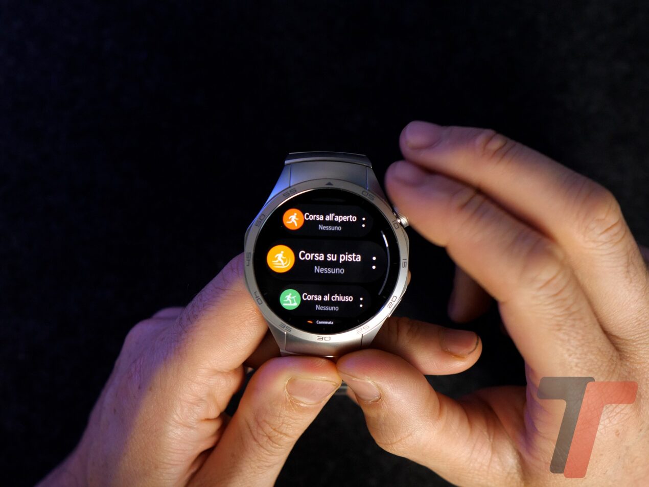 Usare lo smartwatch per vivere meglio: l'impatto sulla salute secondo un sondaggio