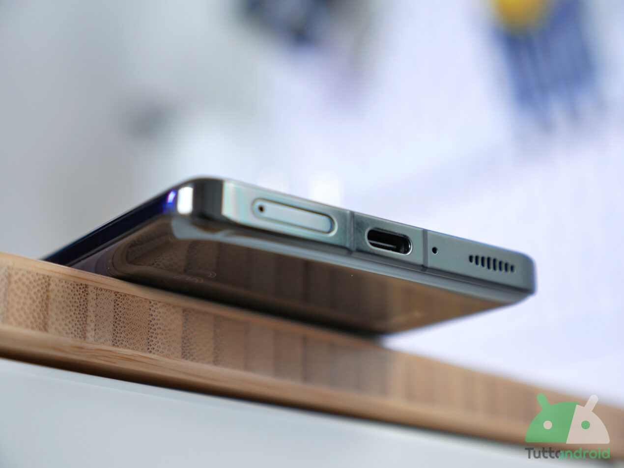 Perché è di fondamentale importanza usare accessori (soprattutto caricabatterie) a norma