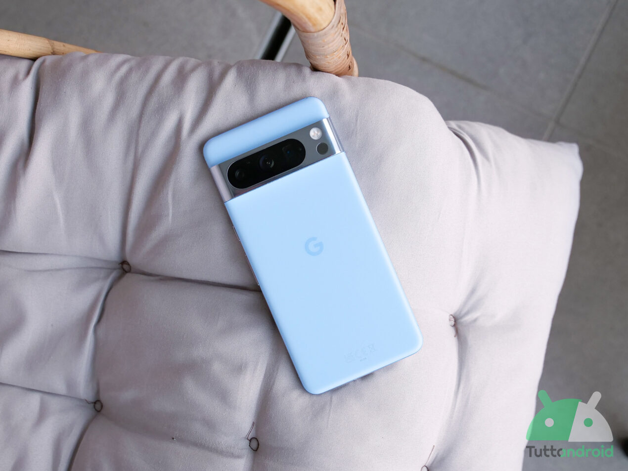 Recensione Google Pixel 8 Pro: il primo smartphone che ti porge l'IA in mano