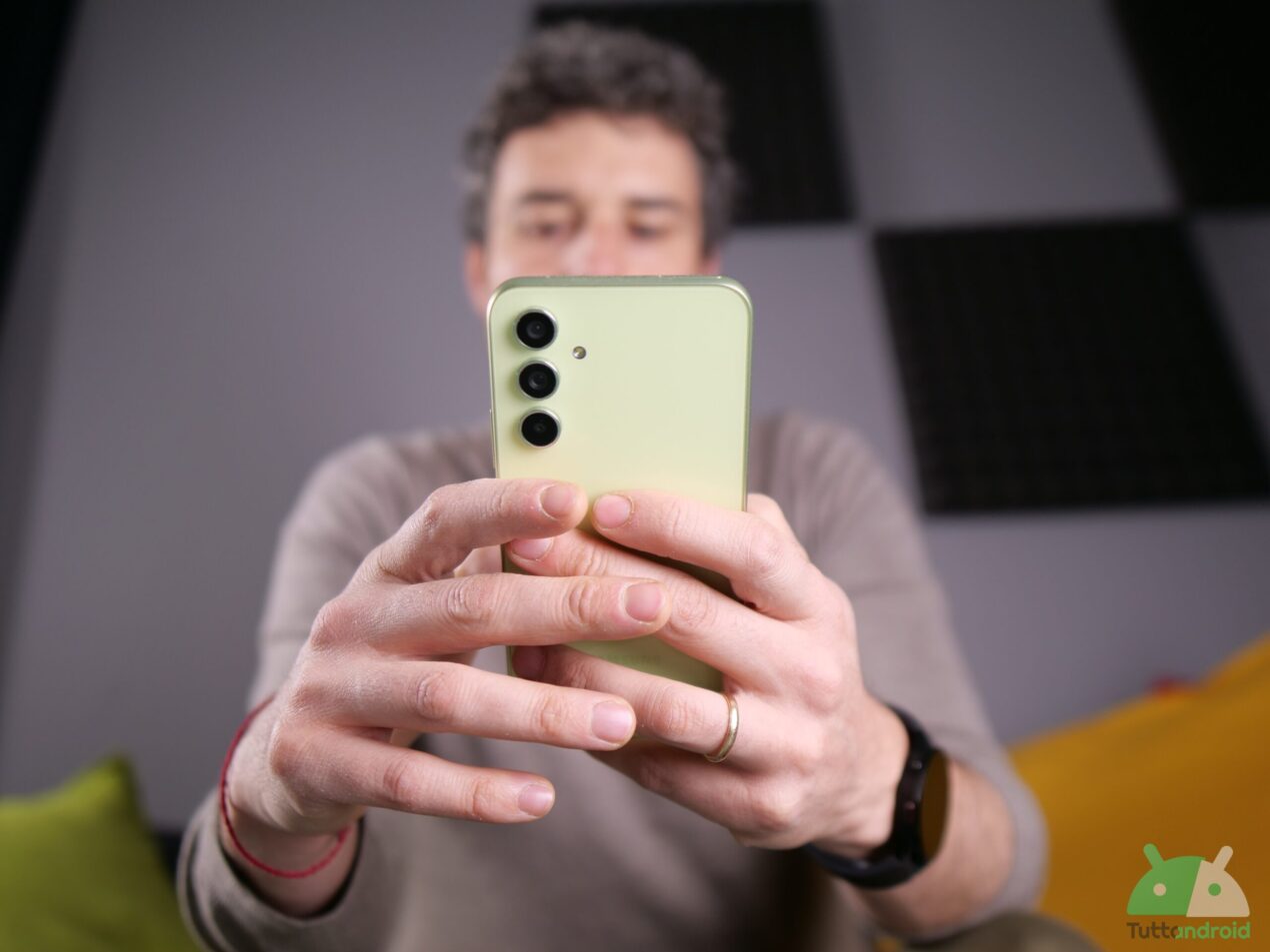 Niente smartphone in negozio? L'idea dei commercianti contro la "maleducazione"