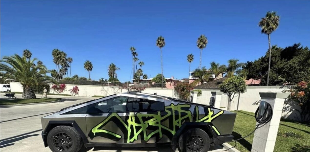 Tesla Cybertruck beccato in una inedita versione "graffiti"