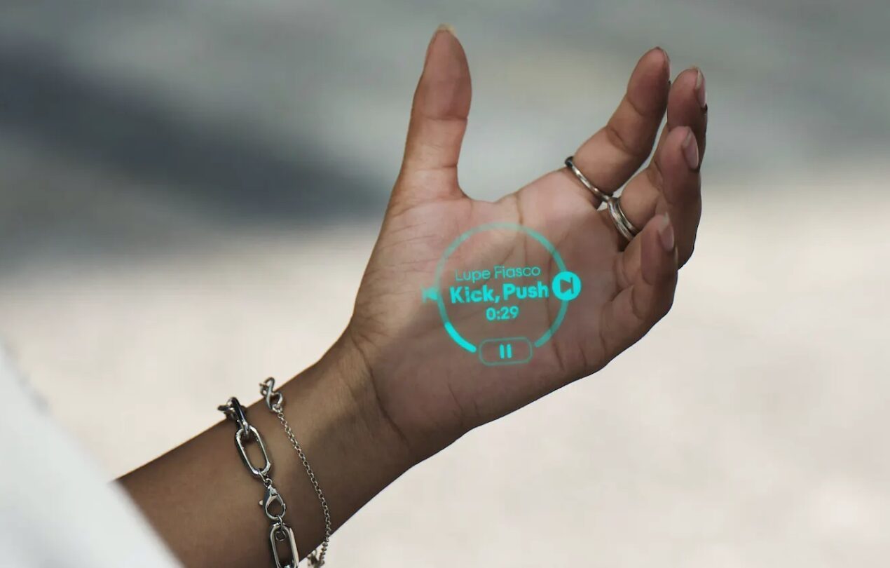 L'intelligenza artificiale che si indossa: cos'è e che può fare AI Pin di hu.ma.ne