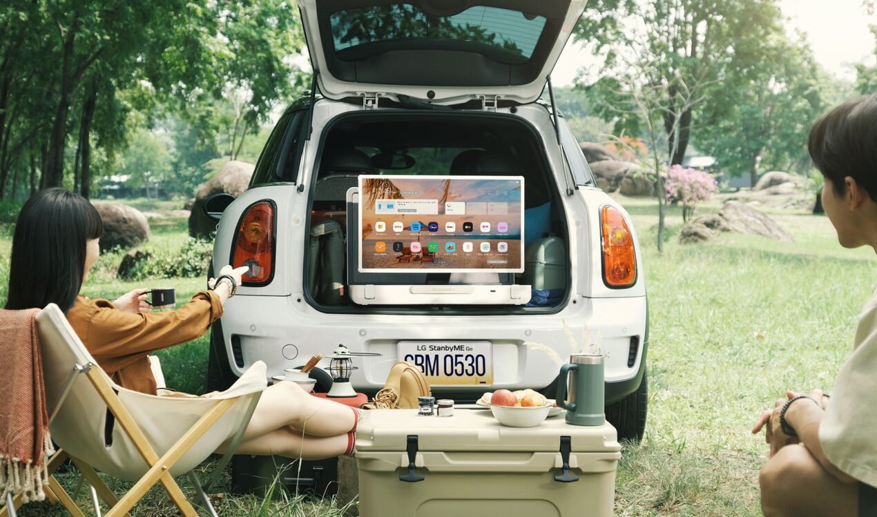 LG StanbyME Go è un display smart portatile da 27" con valigetta annessa