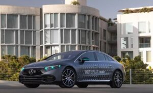 Mercedes guida autonoma luci turchesi