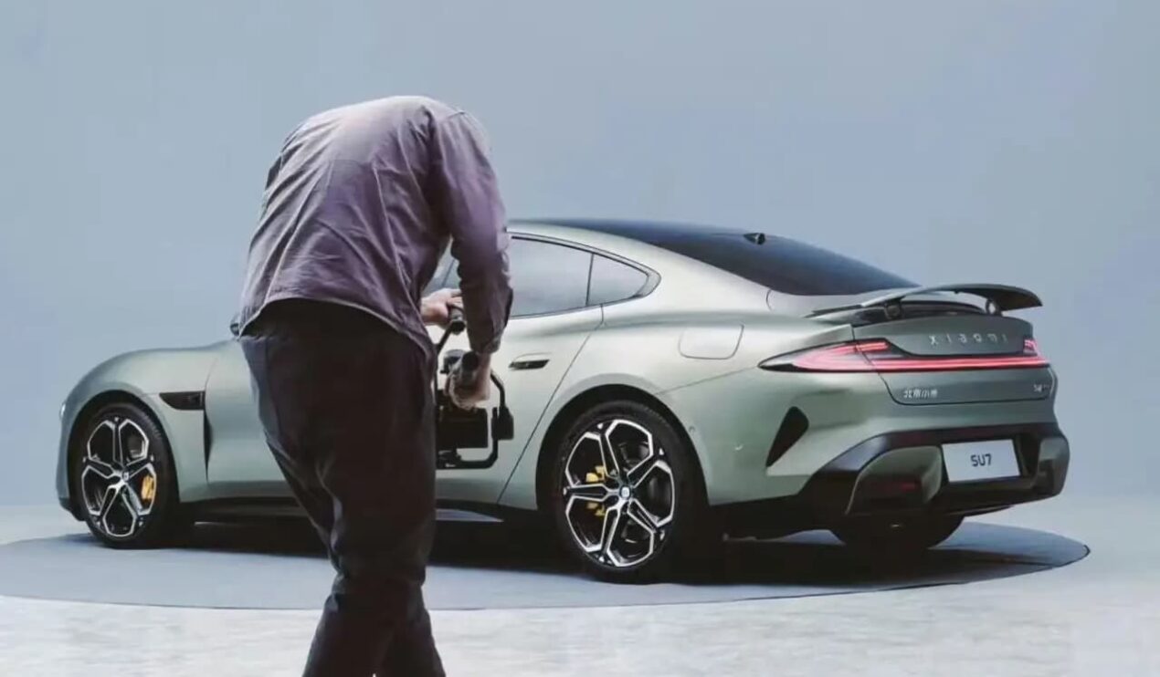 Trapelano le immagini promozionali di SU7, la prima auto di Xiaomi