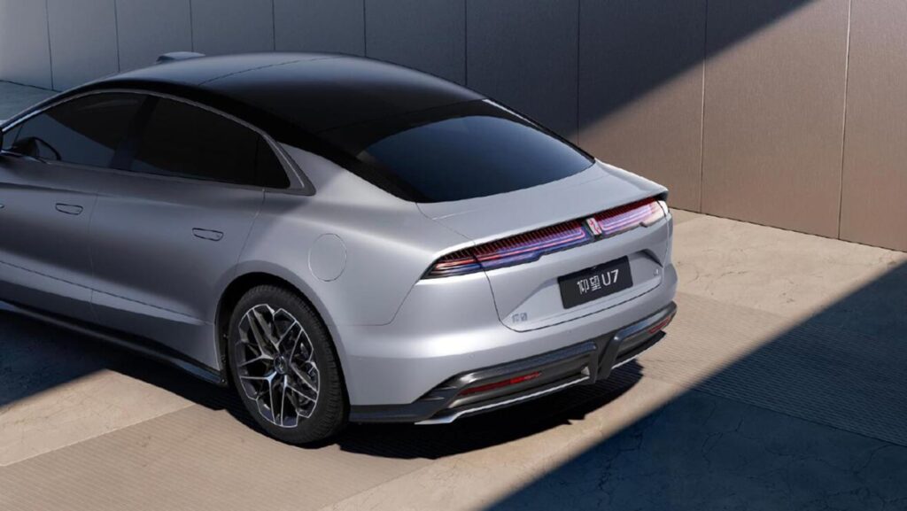 BYD svela U7, la sua prima berlina elettrica di lusso da oltre 1.000 cavalli 1