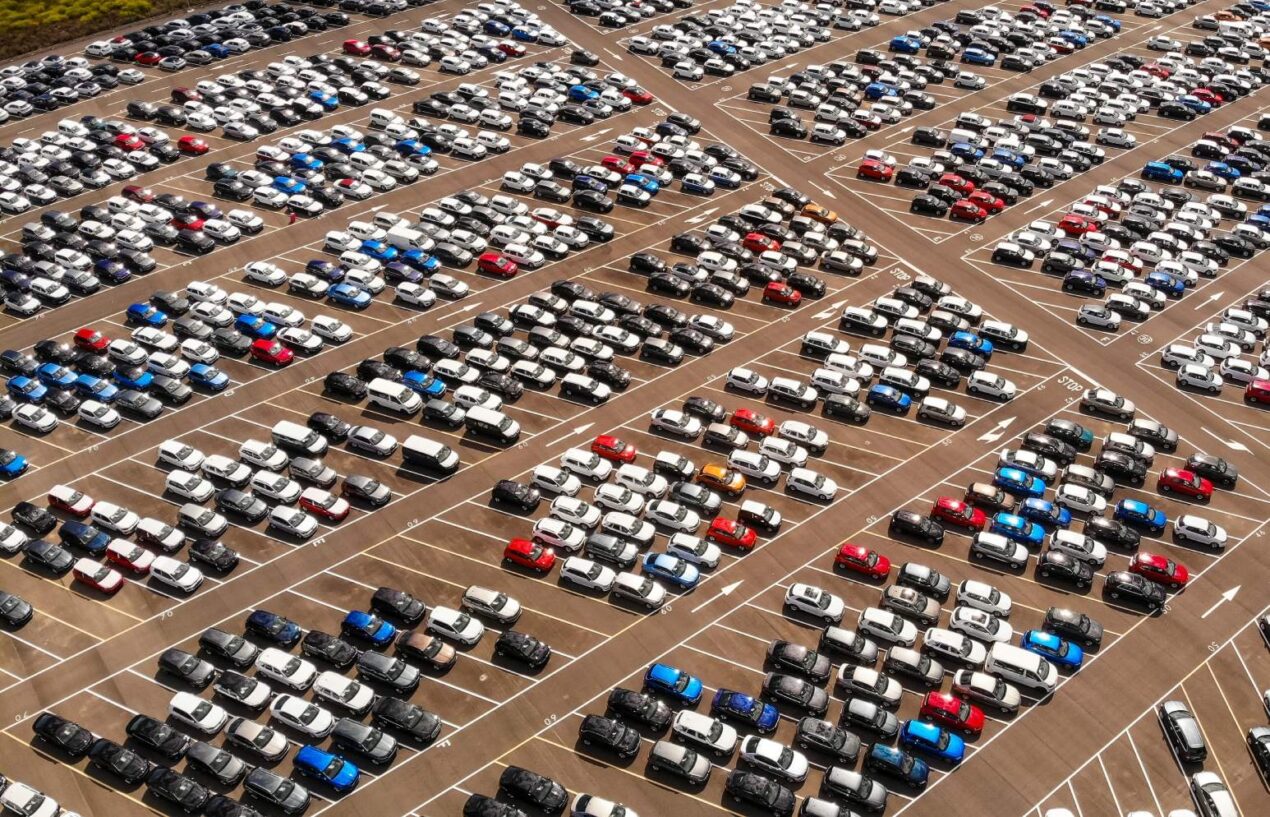 L'UE pronta a fare marcia indietro sul divieto di vendita di auto a benzina