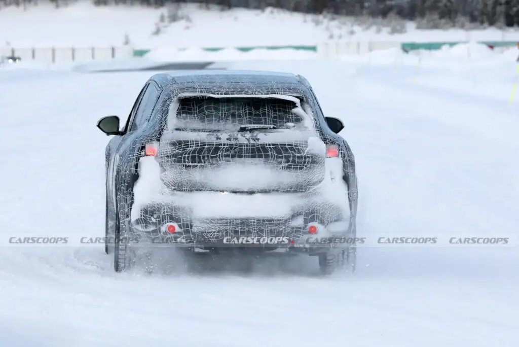 Nuova BMW iX3 in vista: il prototipo è stato fotografato sulla neve 2