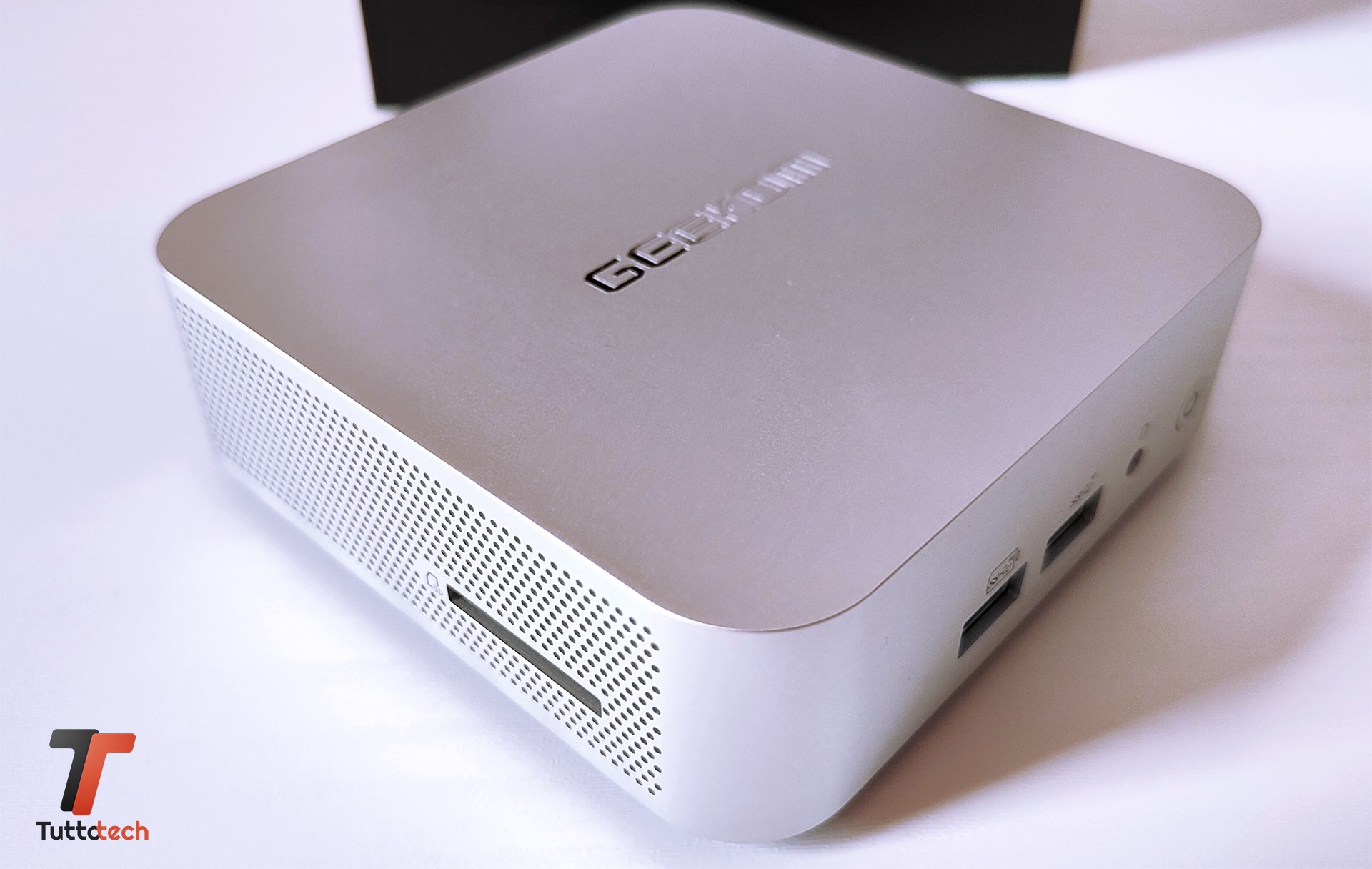 Geekom A7 side SD card