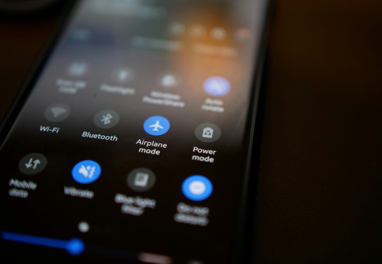 Mettere lo smartphone in modalità aereo durante i voli in realtà non serve
