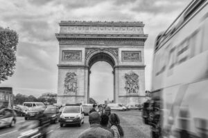 Auto nei pressi dell'Arco di Trionfo di Parigi