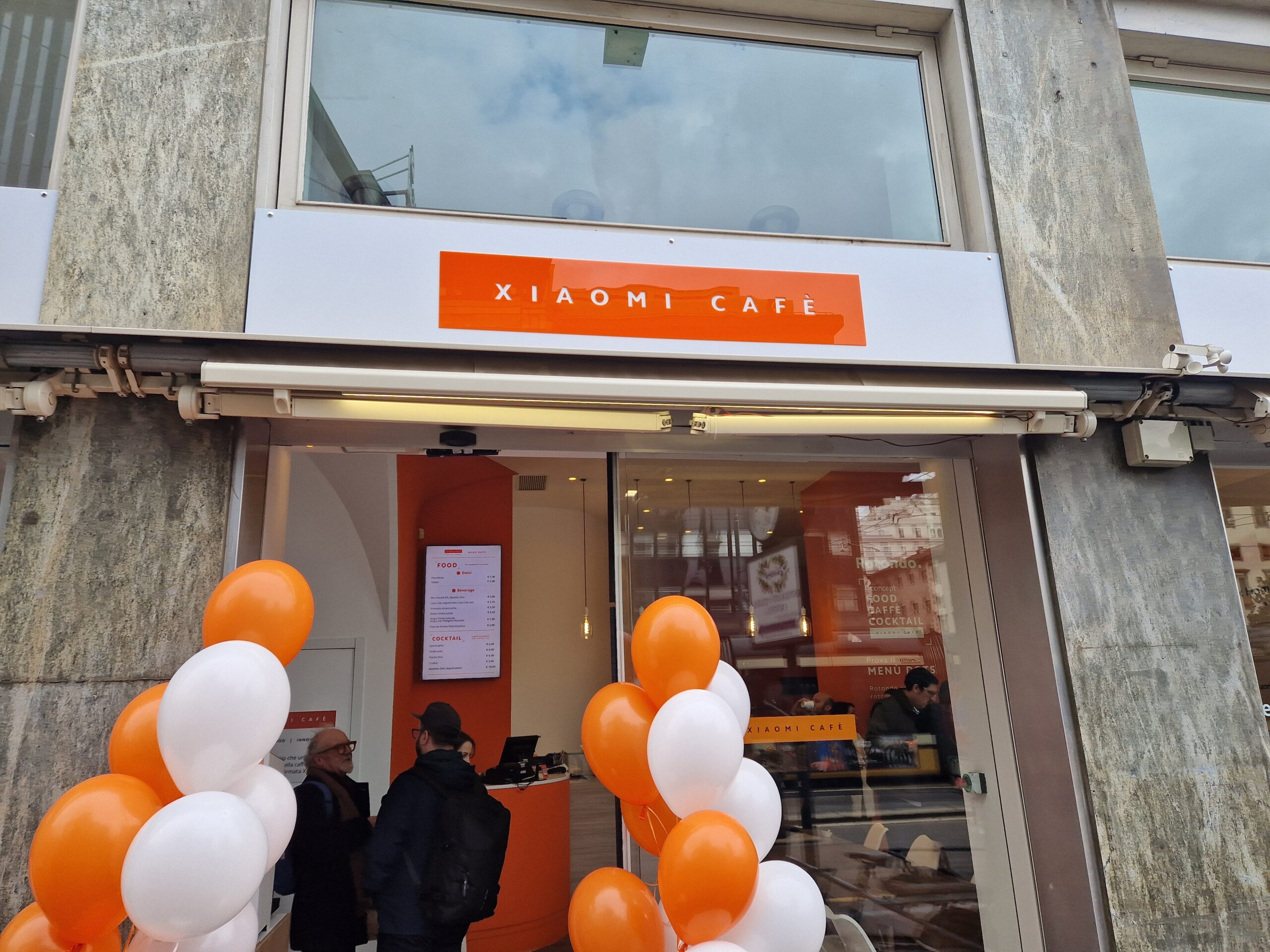 Inaugurato a Milano il nuovo Xiaomi Cafè, un vero smart life hub