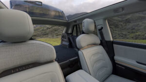 Rivian R3 interno retro sedili