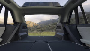 Rivian R3 interno retro