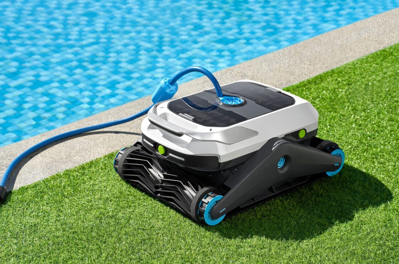 Questo robot pulisce la vostra piscina ed è scontato con le Offerte di Primavera su Amazon