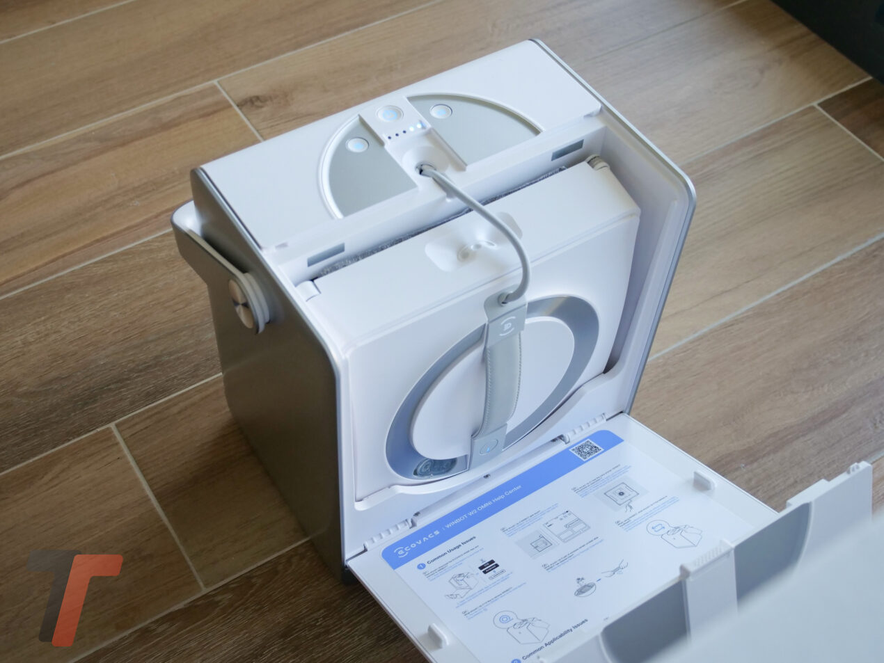 Recensione robot ECOVACS W2 Omni: lavare i vetri non è mai stato così facile 2