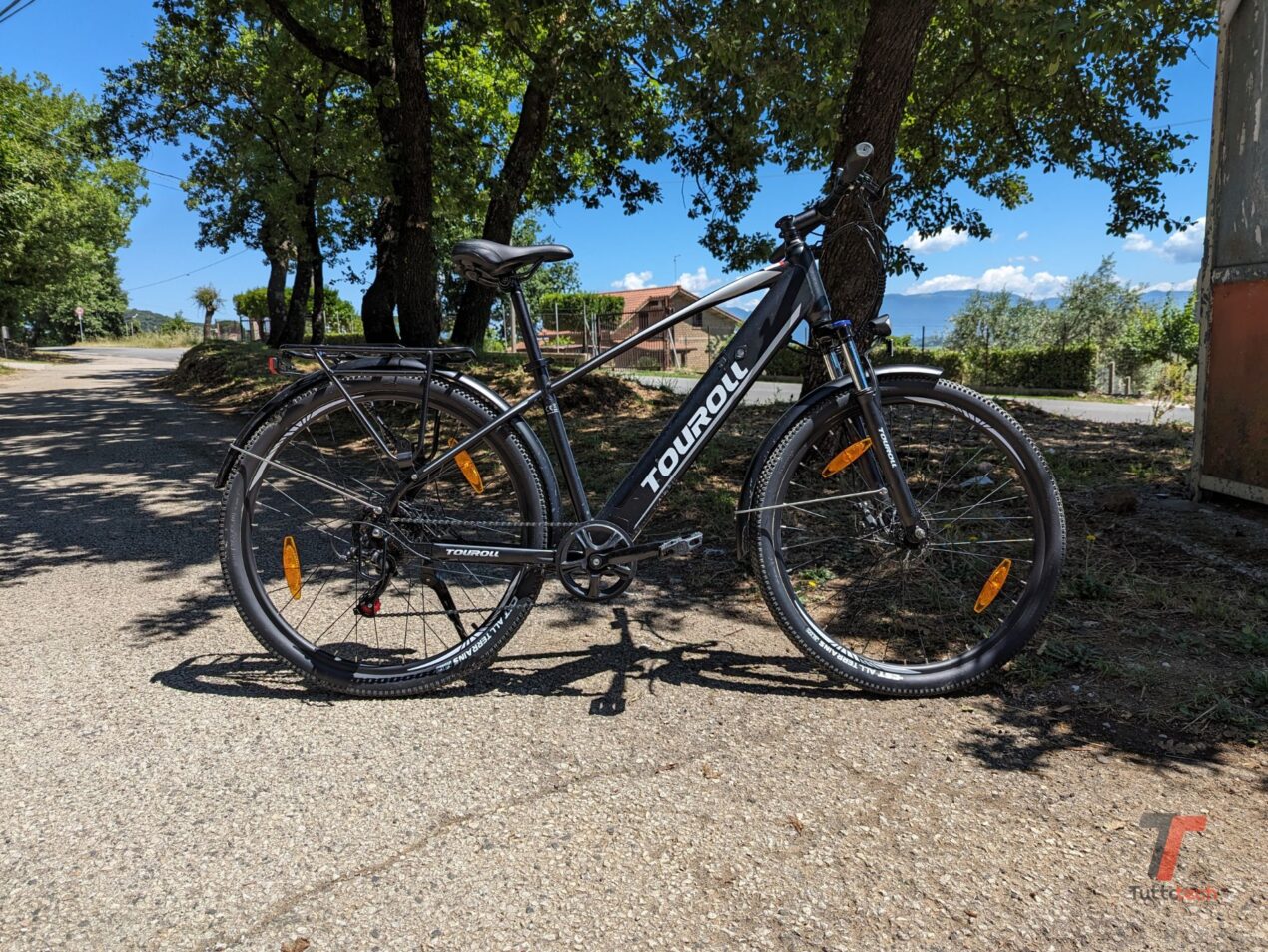 Recensione Touroll J1: bici elettrica economica per la città ispirata alle MTB