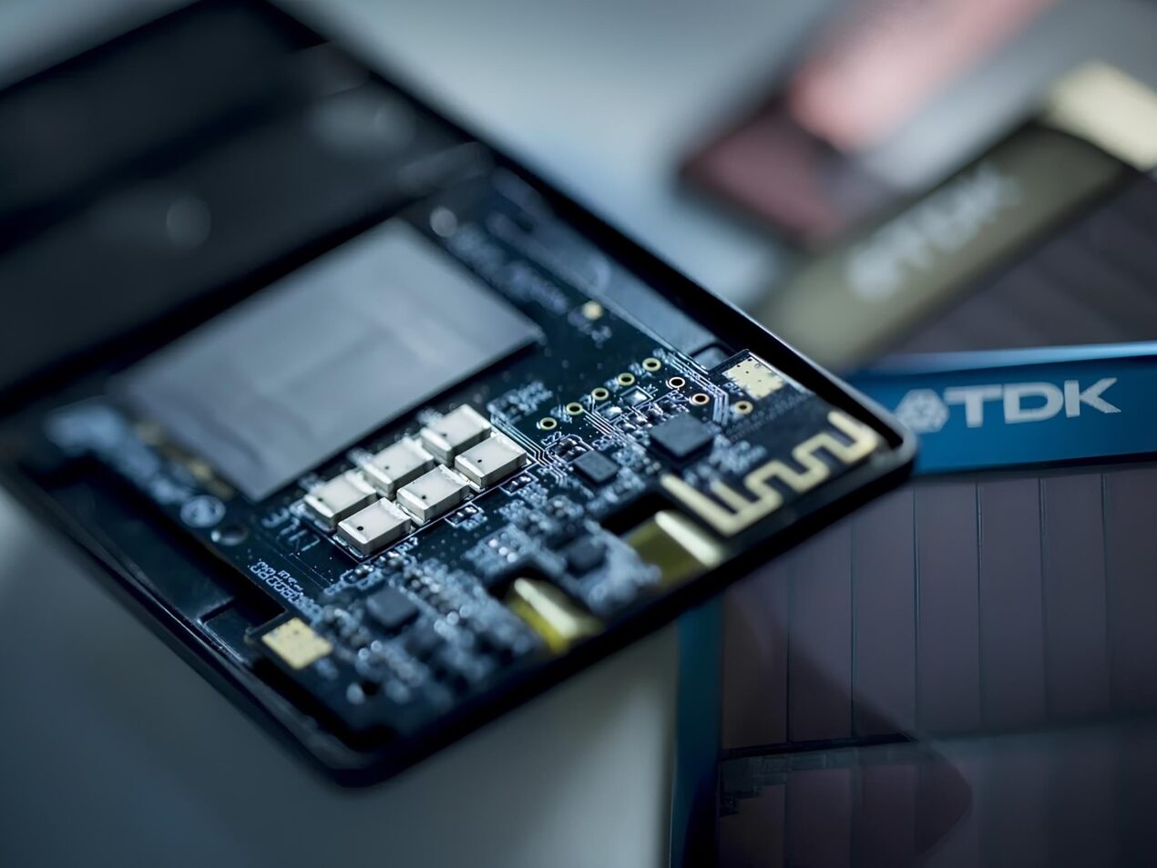 Batterie allo stato solido: TDK annuncia un materiale rivoluzionario