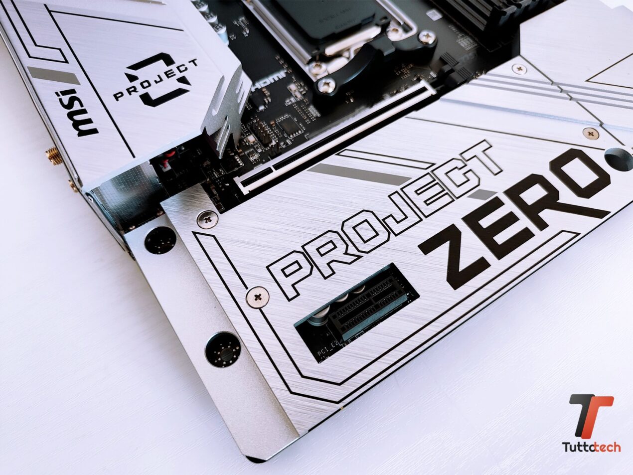 Recensione MSI B650M Project Zero: la scheda madre ideale per una build ordinata